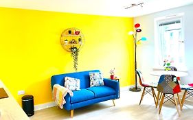 Modern Townhouse, Sleeps 4 With Parking